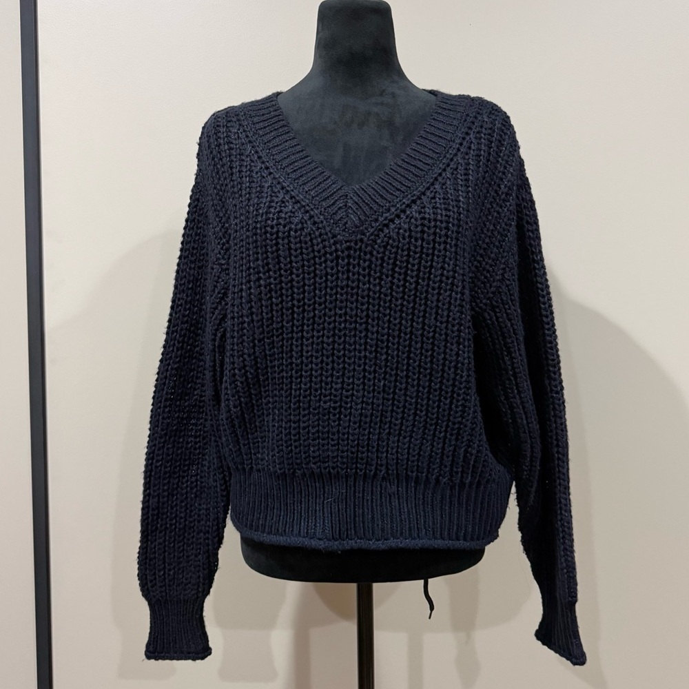 H&M Navy Blue Cropped V-Neck Ribbed Knit Sweater Size M